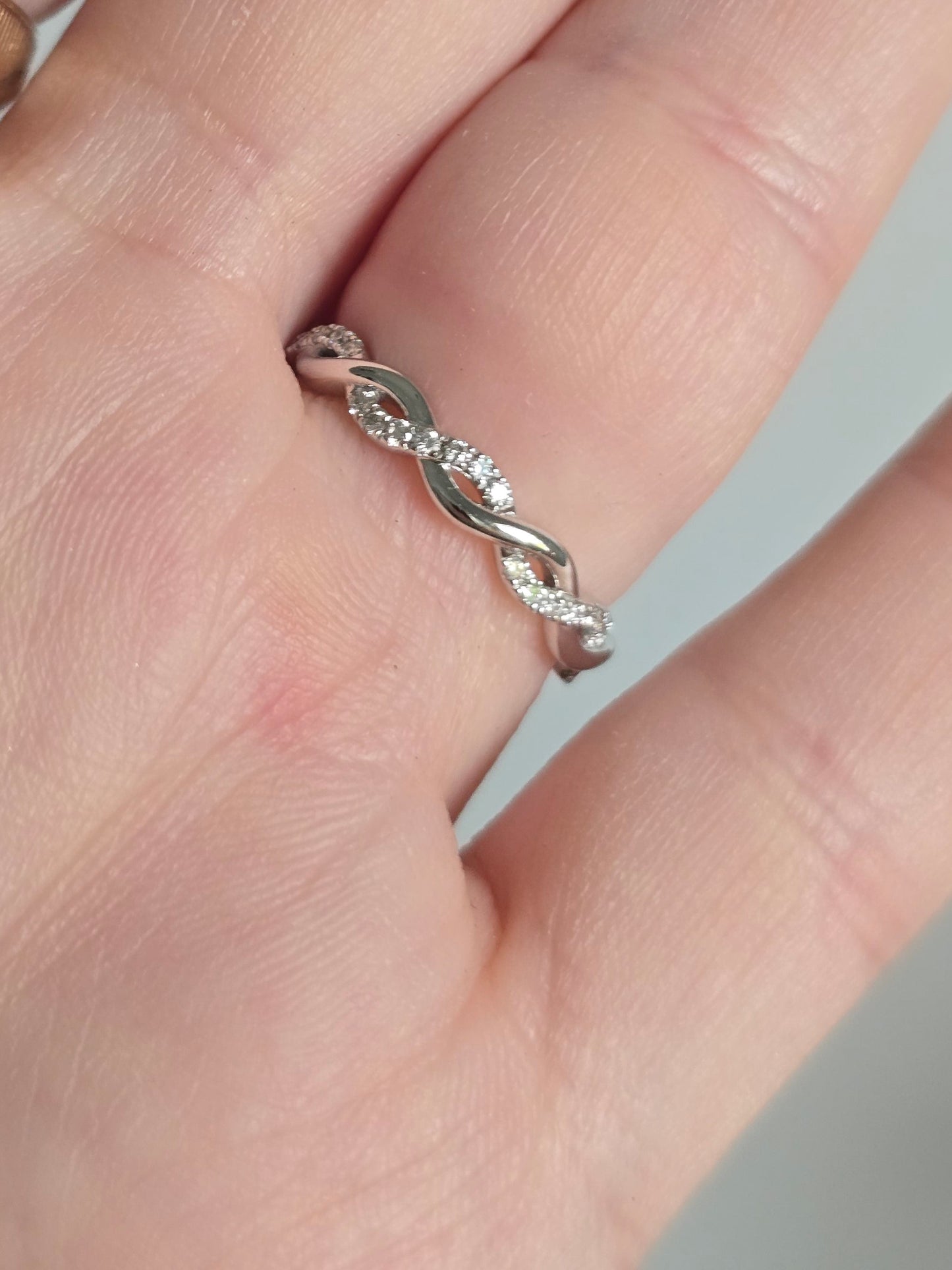 18K 0.27ct Diamond Crossover Band