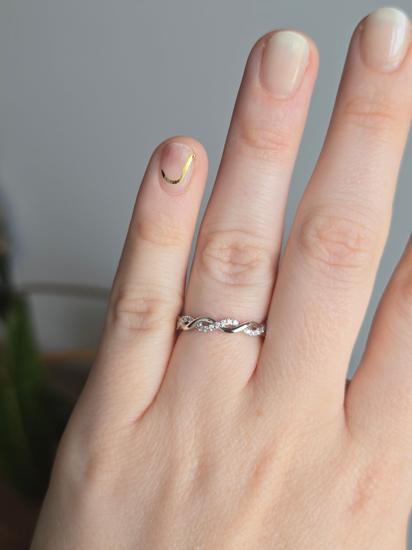 18K 0.27ct Diamond Crossover Band
