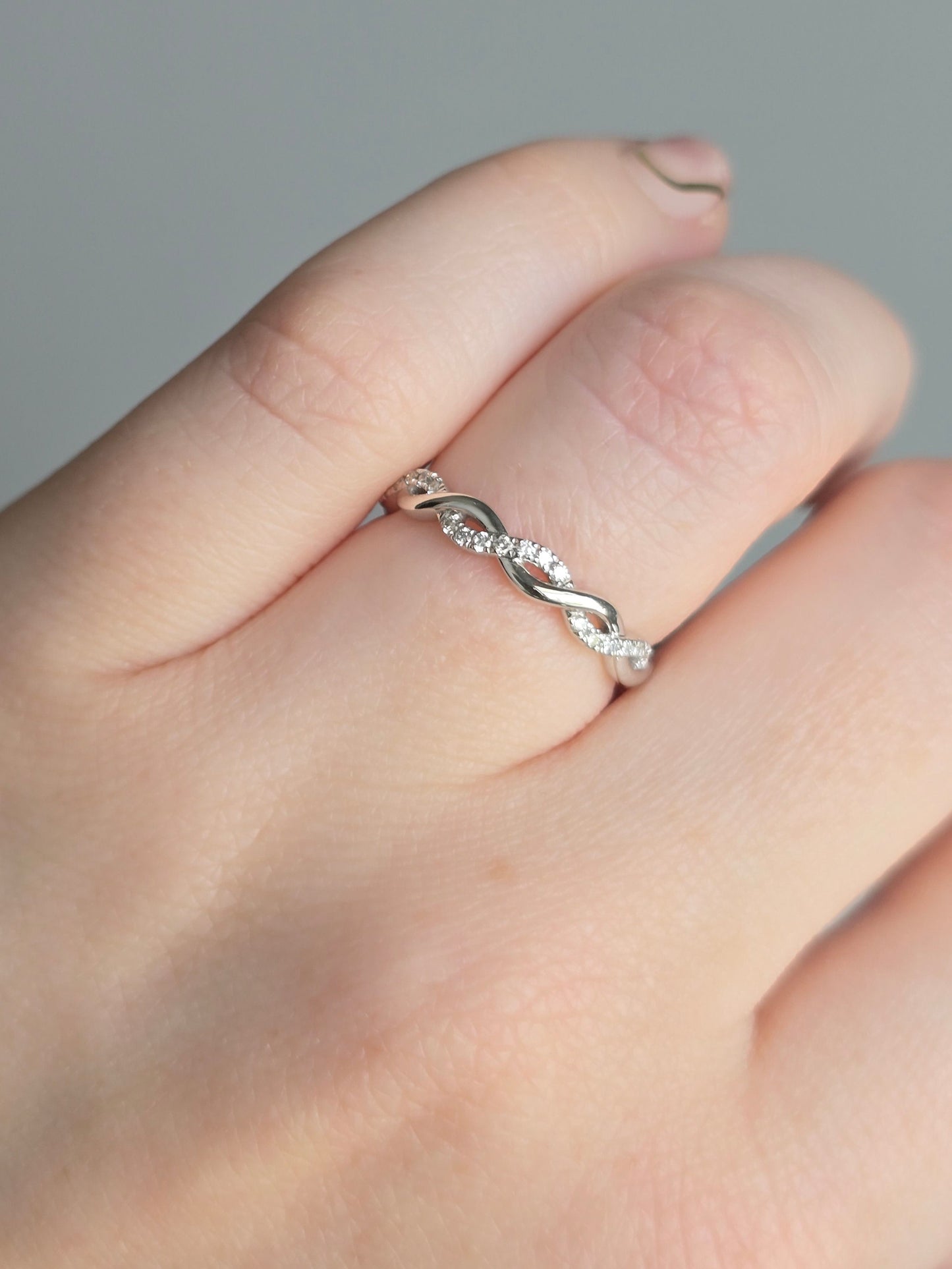 18K 0.27ct Diamond Crossover Band