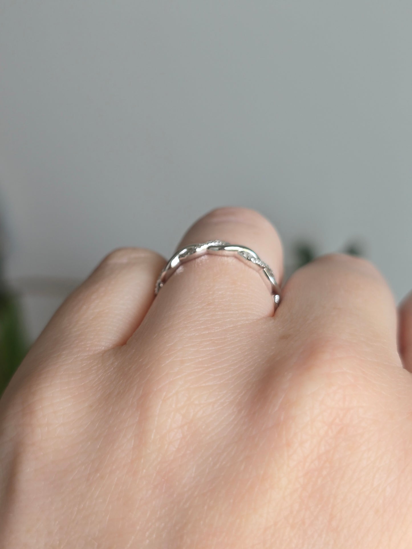 18K 0.27ct Diamond Crossover Band
