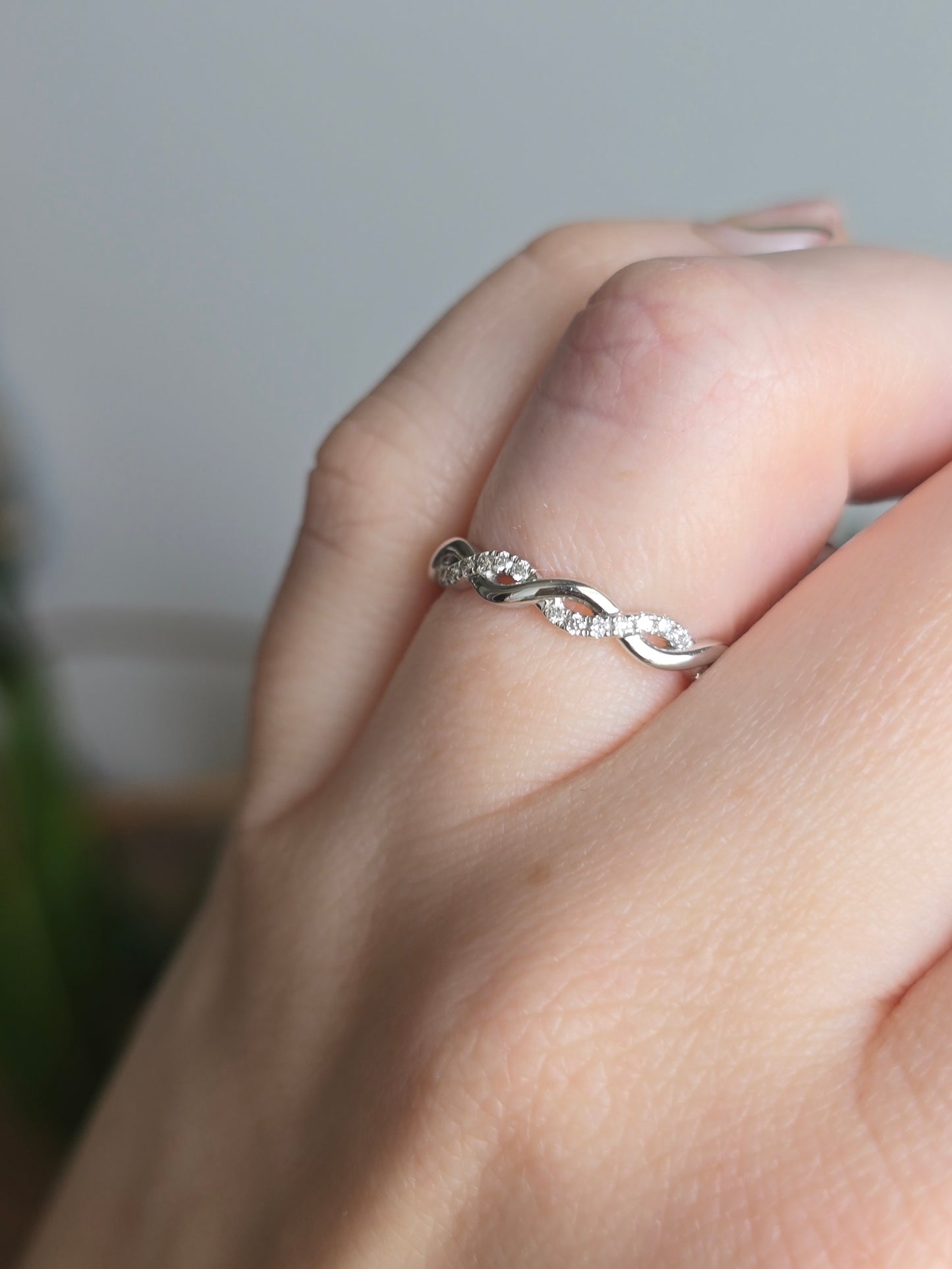 18K 0.27ct Diamond Crossover Band