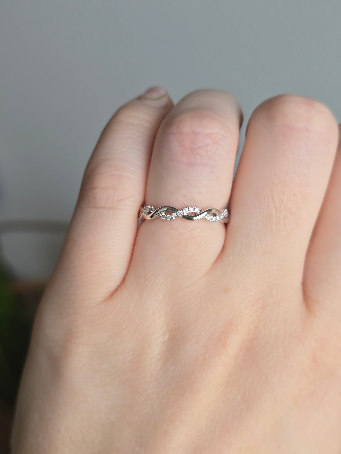 18K 0.27ct Diamond Crossover Band